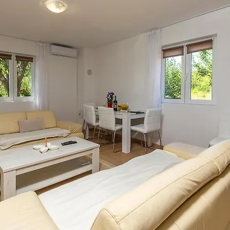 1 Bedroom Lovely In Holiday home Pula